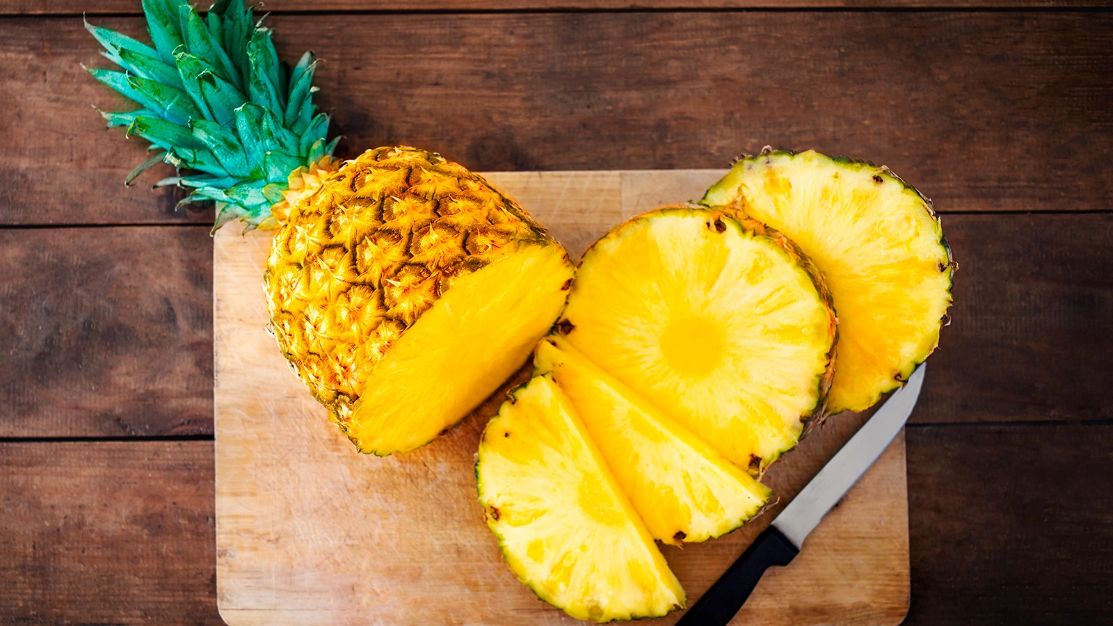 Ananas aufgeschnitten